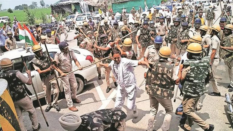 Farmers protest: రైతులపై టియర్ గ్యాస్ ప్రయోగించిన హర్యానా పోలీసులు, శంభు సరిహద్దు వద్ద కాంక్రీట్ దిమ్మలు, ఇనుప బారికేడ్లు ఏర్పాటు..వీడియో ఇదిగో