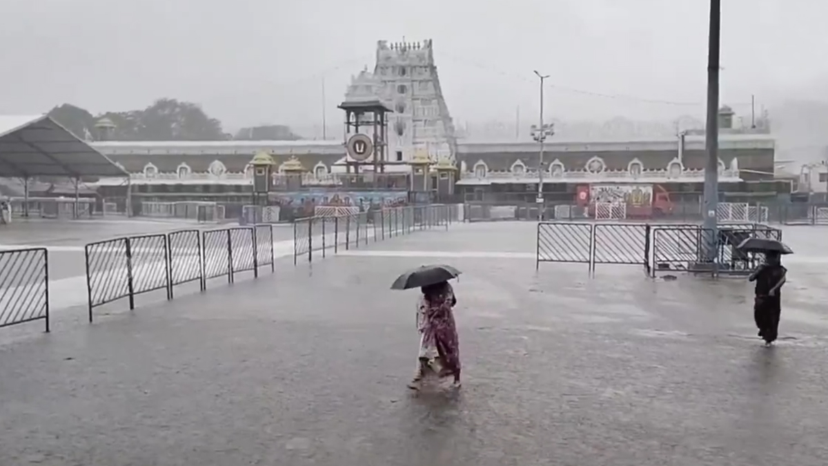 Tirumala Rain Alert: తిరుమలలో దంచి కొడుతున్న వర్షం, తీవ్ర ఇబ్బందులు పడుతున్న భక్తులు, ఏపీలో వారం రోజులపాటు భారీ వర్షాలు కురిసే అవకాశం, వీడియో ఇదిగో..