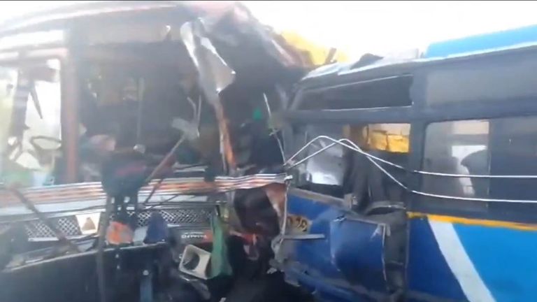 Telangana Road Accident: ఆర్టీసీ బస్సును వెనక నుండి ఢీకొట్టిన లారీ, బస్సులో నుంచి ఎగిరి బస్సు కిందపడి మృతి చెందిన ప్రయాణికుడు, వీడియో ఇదిగో..