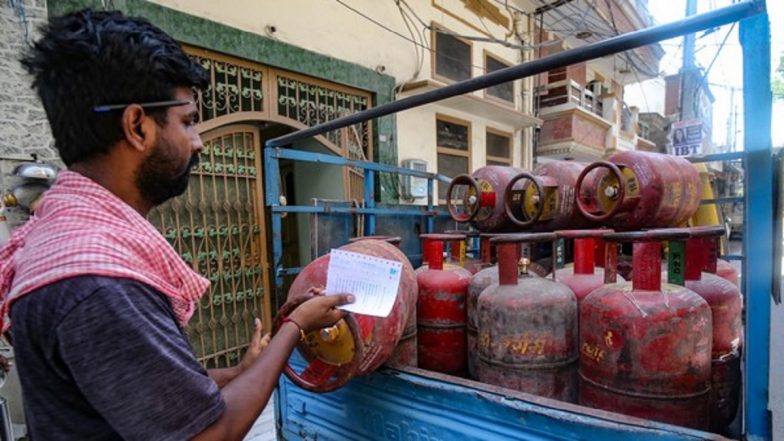 Demanding Extra Money For Gas Cylinder: గ్యాస్ సిలిండర్ ని డెలివరీ చేసే సమయంలో అదనంగా రుసుము అడుగుతున్నారా? అయితే, ఈ నంబర్ కు ఫిర్యాదు చేయండి!