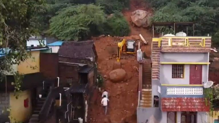 Tamil Nadu Rains: వీడియో ఇదిగో, ఇంటిపై ఒక్కసారిగా విరిగిపడిన కొండచరియలు, ఒకే కుటుంబంలో ఏడు మంది మృతి, అందులో 5 మంది చిన్నారులు..