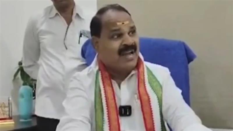 Veerlapalli Shankar: వెలమ నా కొడకల్లారా...కాంగ్రెస్ ఎమ్మెల్యే వీర్లపల్లి శంకర్ వివాదాస్పద వ్యాఖ్యలు, మీ అంతు చూస్తామని వార్నింగ్..వీడియో ఇదిగో