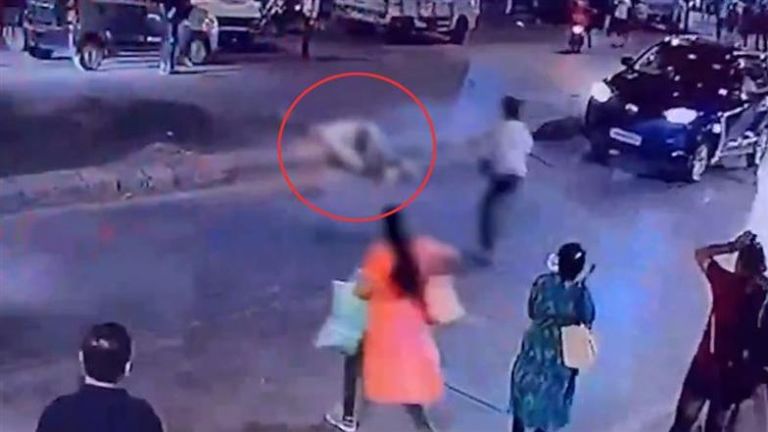 Mumbai Hit and Run: షాకింగ్ వీడియో, రోడ్డు దాటుతున్న 78 ఏళ్ల వృద్ధుడిని డీకొట్టిన బైక్, ఎగిరి రోడ్డు అవతల పడటంతో తీవ్ర గాయాలు