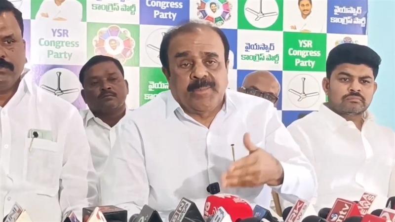 Anantha Venkatarami Reddy: ఫిర్యాదు కోసం పోలీస్ స్టేషన్‌కి వెళితే గుడ్డలిప్పి పోలీసులు దారుణంగా కొట్టారు, అడిగినందుకు జర్నలిస్ట్‌లను రైలు పట్టాలపై పడుకోబెడతామంటారా అంటూ అనంత వెంకటరామిరెడ్డి మండిపాటు