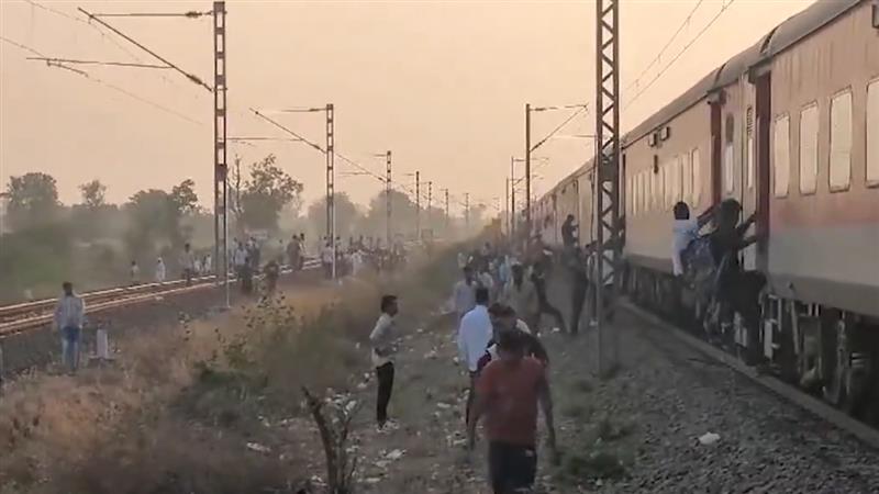 Maharashtra Train Accident: మహారాష్ట్రలో ఘోర రైలు ప్రమాదంలో 8 మంది మృతి, ట్రైన్‌లో మంటలు చెలరేగాయనే వదంతులు, పట్టాలపై దూకడంతో డీకొట్టిన కర్ణాటక ఎక్స్ ప్రెస్