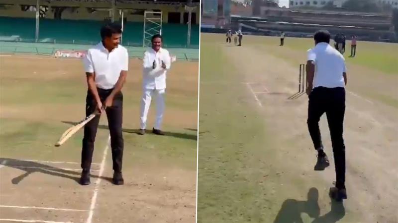 CV Anand Played Cricket Video: వీడియో ఇదిగో, క్రికెట్ ఆడిన హైదరాబాద్ పోలీస్ కమిషనర్ సీవీ ఆనంద్, కీపింగ్ చేసిన కాంగ్రెస్ సీనియర్ నేత వీహెచ్ హనుమంతరావు