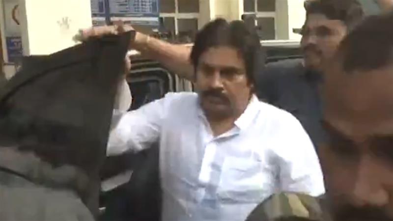 Pawan Kalyan: పవన్ ప్రసంగిస్తుండగా ఏపీ మాజీ సీఎం జగన్ గ్రాండ్ ఎంట్రీ.. ఆ తర్వాత ఏమైంది?? వీడియో ఇదిగో!