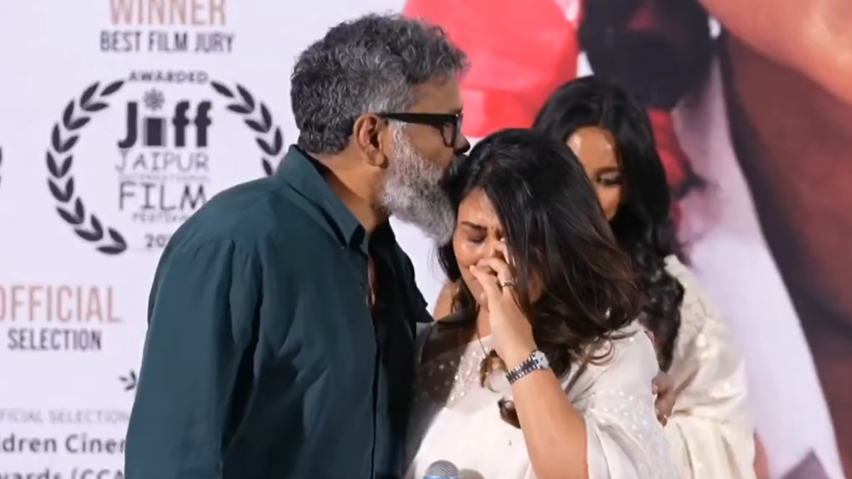 Sukumar Wife Thabitha Cried On Stage: సినిమా కోసం గుండు కొట్టించుకున్న సుకుమార్ కుమార్తె, ఆ ఘటన తలచకుంటూ ప్రెస్‌మీట్‌లో కన్నీళ్లు పెట్టిన భార్య