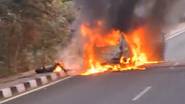 Car Catches Fire in Ghatkesar: వీడియో ఇదిగో, ఘట్‌కేసర్ వద్ద కారులో మంటలు, బయటకు వచ్చే అవకాశం లేక ముగ్గురు సజీవ దహనం