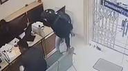 Bank Robbery Attempt Caught on Camera: వీడియో ఇదిగో, ఆన్‌లైన్ బెట్టింగ్ అప్పులను తీర్చడానికి బ్యాంకుకు కన్నం వేసేందుకు ప్రయత్నించిన విద్యార్థి, పట్టుకున్న పోలీసులు