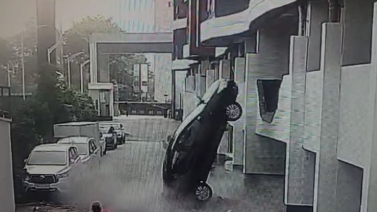 Car Falling From 2nd Floor: షాకింగ్ వీడియో ఇదిగో, రెండో అంతస్తు నుండి ఒక్కసారిగా కిందపడిన కారు, సీసీటీవీ కెమెరాలో రికార్డయిన పడిపోతున్న దృశ్యాలు