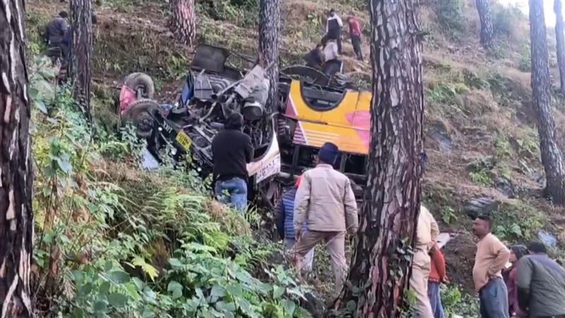 Uttarakhand Bus Accident: ఉత్తరాఖండ్‌లో ఘోర బస్సు ప్రమాదం... నలుగురు మృతి, 100 మీటర్ల కొండపై నుండి బోళ్తా పడిన బస్సు.. వీడియో