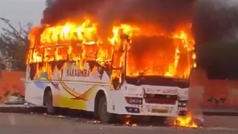 Fire Accident At Uttarpradesh: కుంభమేళాకు వెళ్తుండగా అగ్ని ప్రమాదం.. మంటల్లో భైంసా ప్రయాణికుల బస్సు..వృద్దుడు సజీవ దహనం, వీడియో