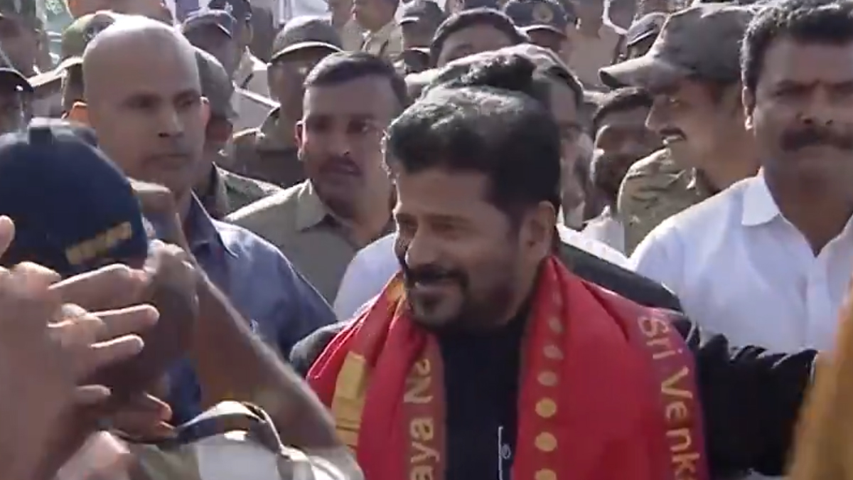 CM Revanth Reddy: హైదరాబాద్‌లో సీఎం రేవంత్ రెడ్డికి గ్రాండ్ వెల్‌కమ్.. శంషాబాద్ ఎయిర్‌పోర్టులో ఘన స్వాగతం పలికిన కాంగ్రెస్ శ్రేణులు, వీడియోలు ఇవిగో