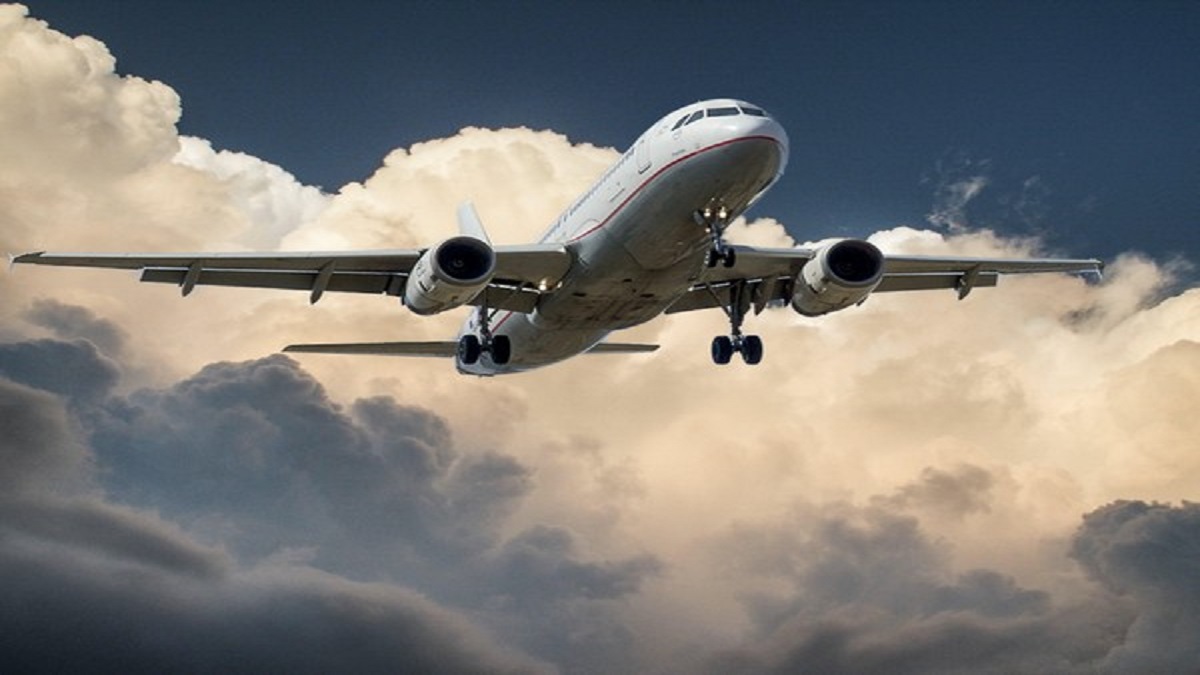 US Plane Accident: అమెరికాలో వరుస విమాన ప్రమాదాలు.. హ్యూస్టన్ నుంచి న్యూయార్క్ వెళ్తున్న విమానంలో అగ్ని ప్రమాదం (వీడియో)