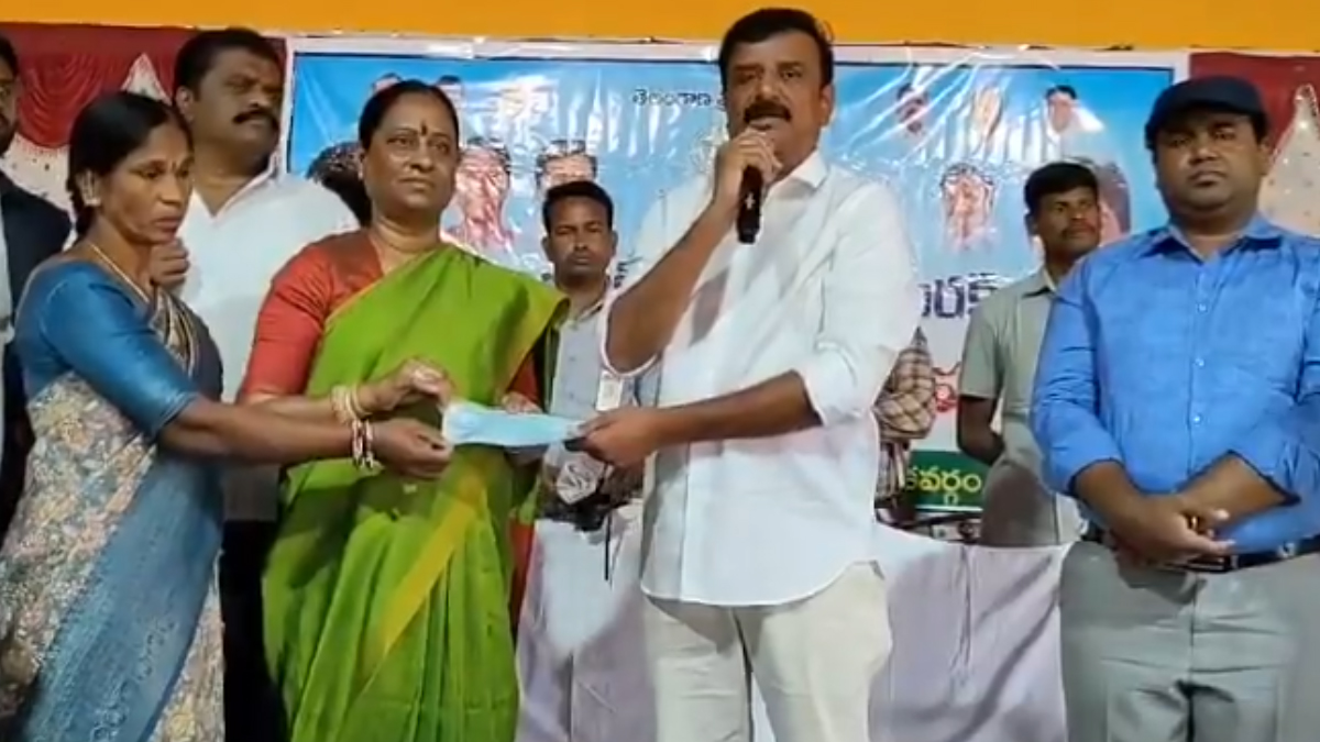 Konda Surekha Vs Prabhakar Reddy: దుబ్బాక కళ్యాణ లక్ష్మీ చెక్కుల పంపిణీ కార్యక్రమంలో ఉద్రిక్తత.. ఓడిపోయిన వ్యక్తిని సభపైకి పిలవడంపై ఎమ్మెల్యే ప్రభాకర్‌ రెడ్డి అభ్యంతరం, రసాభాస