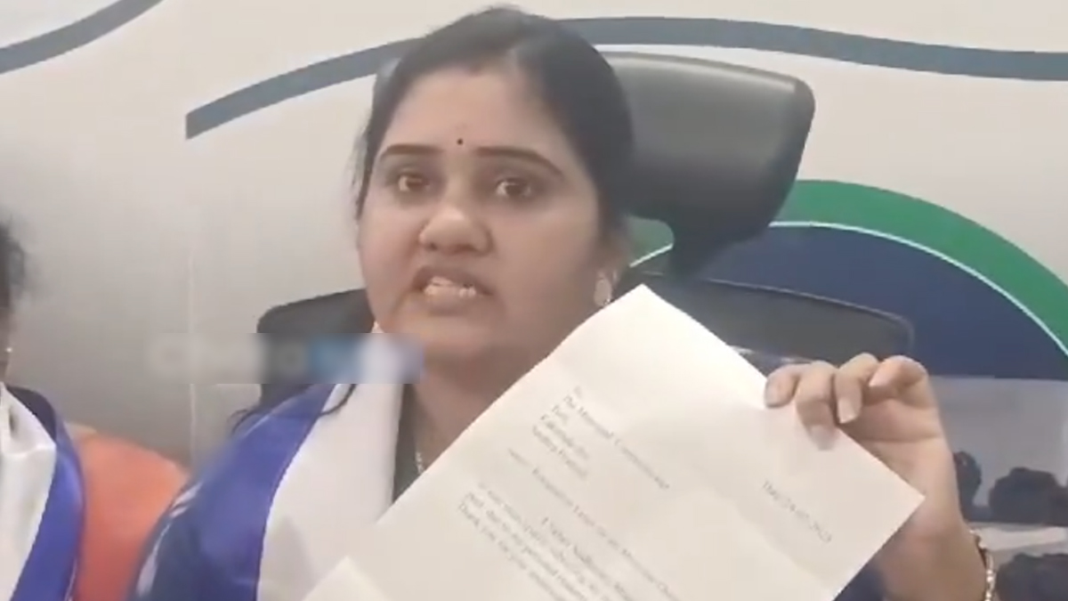 Tuni Municipal Chairperson Resigns: తుని మున్సిపల్ ఛైర్‌ పర్సన్‌ పదవికి వైసీపీ నేత రాజీనామా, కౌన్సిలర్‌గా కొనసాగుతానని ప్రకటించిన సుధారాణి