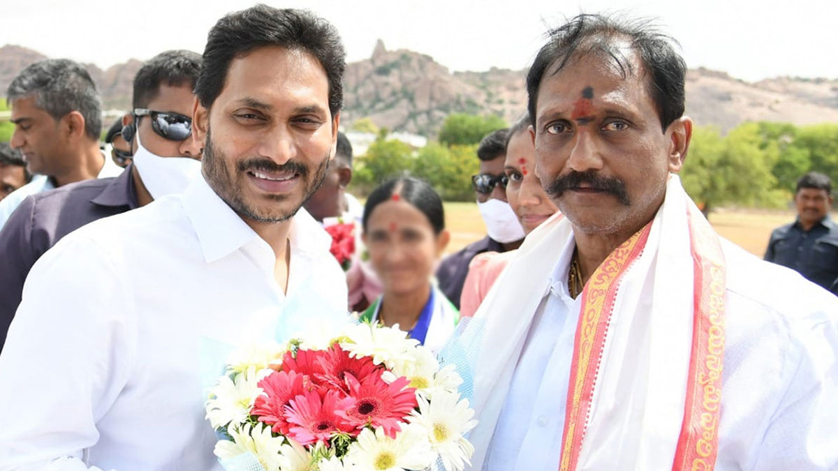 Mantralayam MLA Balanagi Reddy: వీడియో ఇదిగో, నా ప్రయాణం కడదాకా జగన్‌తోనే, పార్టీ మార్పు వ్యాఖ్యలపై స్పందించిన మంత్రాలయం వైఎస్సార్‌సీపీ ఎమ్మెల్యే బాలనాగిరెడ్డి