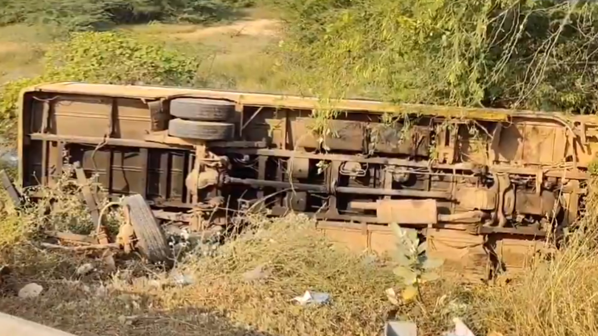 Tirupati School Bus Accident: వీడియో ఇదిగో, సూళ్లూరుపేటలో నారాయణ స్కూల్ బస్సు బోల్తా, పలువురు విద్యార్థులకు గాయాలు