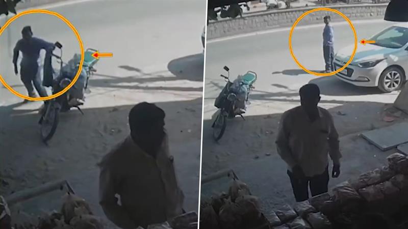 Theft Caught on Camera: వీడియో ఇదిగో, బైకు మీద పెట్టిన బ్యాగ్ నుంచి 4 లక్షలు ఎత్తుకెళ్లిన దొంగ, మరీ ఇంత నిర్లక్ష్యంగా ఎలా ఉన్నాడో యజమాని మీరే చూడండి