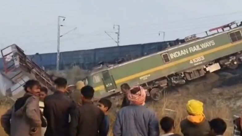 UP Train Derailment: యూపీలో రైలు ప్రమాదం, పట్టాలు తప్పిన రెండు గూడ్స్ రైళ్లు, వీడియో ఇదిగో..