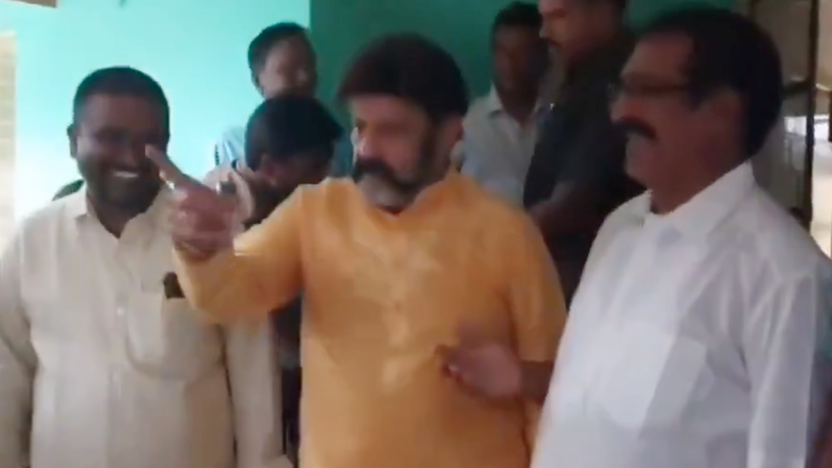 Balakrishna: ఫొటో దిగారుగా ఇక చాల్లే వెళ్లిపోండి, కొమరవోలు గ్రామస్తులపై చిర్రుబుర్రులాడిన ఎమ్మెల్యే నందమూరి బాలకృష్ణ, వీడియో వైరల్