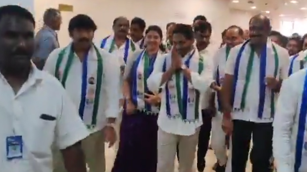 Jagan in AP Assembly: వీడియో ఇదిగో, అసెంబ్లీలో అడుగుపెట్టిన వైఎస్ జగన్, గవర్నర్ ప్రసంగం మధ్యలోనే వాకౌట్, ప్రజా సమస్యలపై క్షేత్ర స్థాయిలో పోరాటం చేస్తామని వెల్లడి