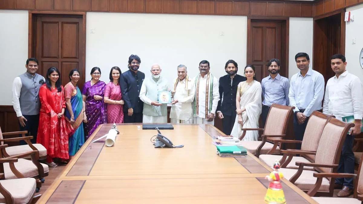 Nagarjuna Meets Modi: ప్రధానమంత్రి నరేంద్ర మోదీని కలిసిన నాగార్జున... కుటుంబ సభ్యులతో కలిసి ప్రధానిని కలిసిన నాగ్, అక్కినేని కా విరాట్‌ బుక్ లాంఛ్