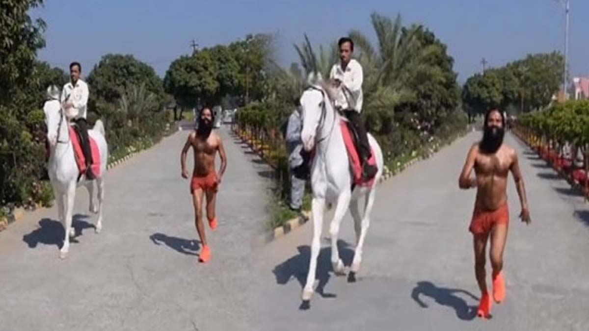 Baba Ramdev Race With Horse: గుర్రంతో పోటీ పడి పరుగెత్తిన రాందేవ్ బాబా.. పతంజలి ప్రొడక్ట్ ప్రమోషన్ కోసం పరుగులు, వైరల్‌గా మారిన వీడియో