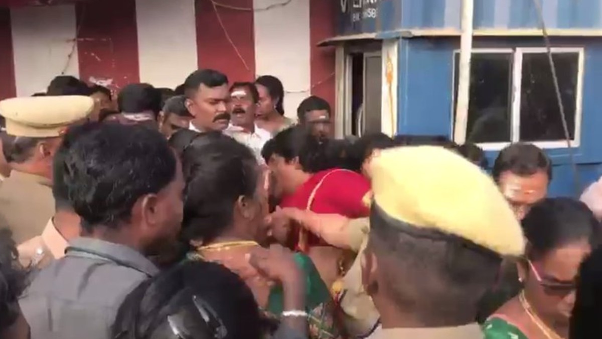 Caught on Camera: వీడియో ఇదిగో, మురుగన్ ఆలయంలో మహిళా ట్రాన్స్‌జెండర్ చెంప పగలగొట్టిన డీఎస్పీ,వెంటనే క్షమాపణ చెప్పాలంటూ ట్రాన్స్‌జెండర్ కమ్యూనిటీ సభ్యులు నిరసన