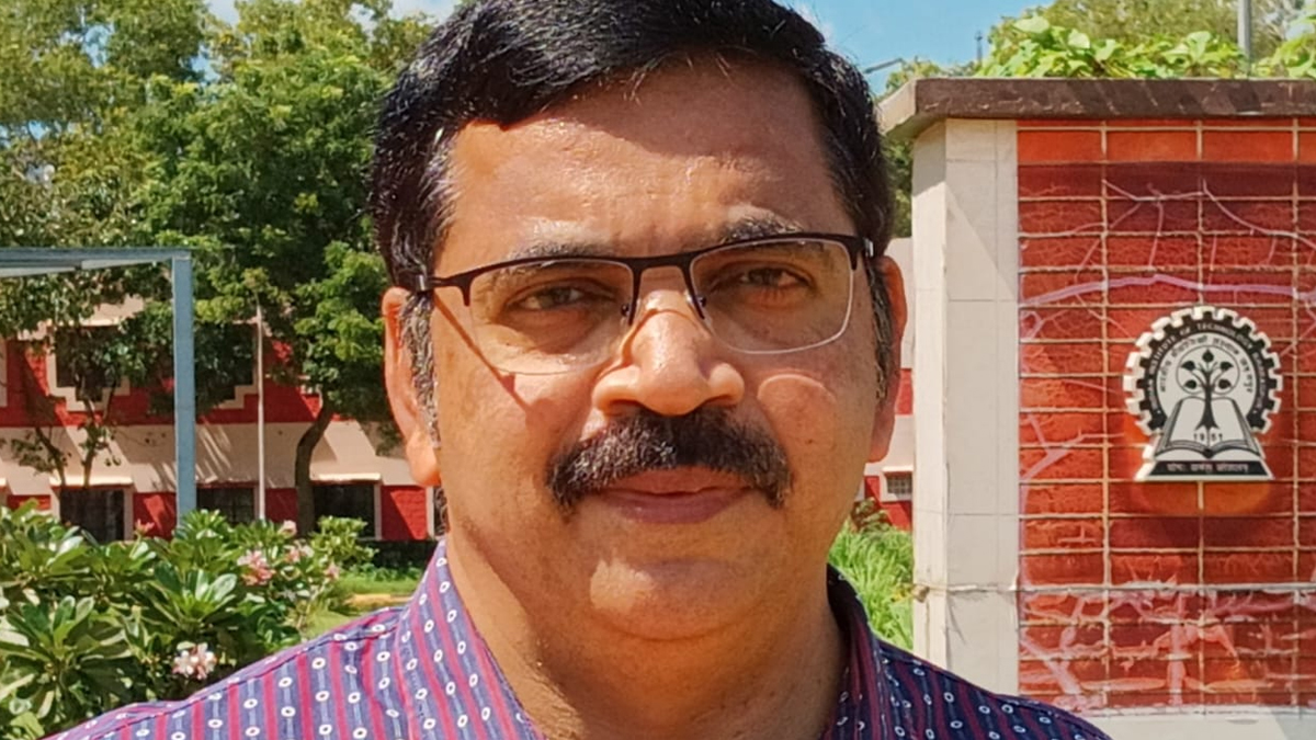 Andhra Pradesh: దారుణం, భార్యభర్తల గొడవ కేసులో దూరిన కానిస్టేబుల్, ఇంటికి వెళ్లి ఇష్టం వచ్చినట్లుగా ఫిర్యాదుదారు భర్తను చితకబాదిన వీడియో ఇదిగో..
