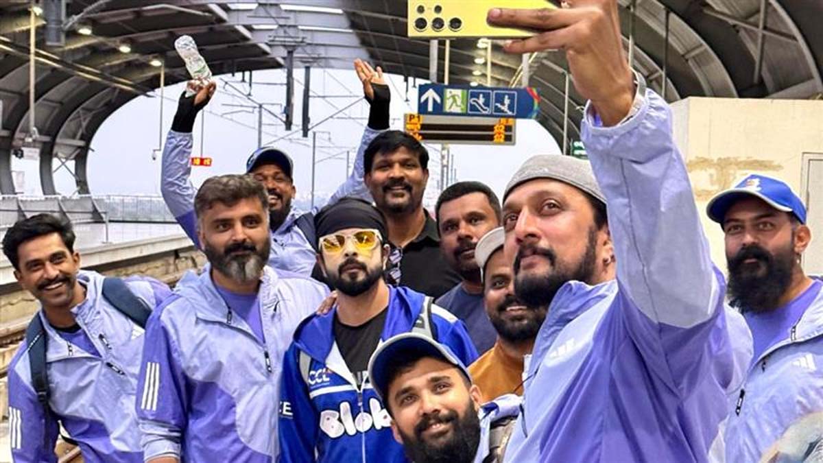 Kiccha Sudeep in Hyderabad Metro: హైదరాబాద్ మెట్రోలో కన్నడ నటుడు కిచ్చా సుదీప్.. మెట్రోలో ప్రయాణీకులతో కలిసి సందడి, వీడియోలు ఇవిగో