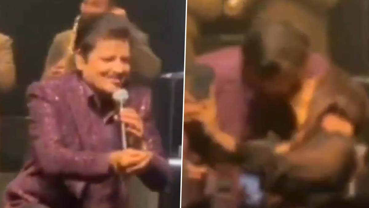 Udit Narayan Kisses Female Fan: మహిళా అభిమానికి బాలీవుడ్ సింగర్ ఉదిత్ నారాయణ్ లిప్ కిస్‌.. మరి కొంతమంది మహిళలకు ముద్దులు ఇచ్చిన సింగర్, వైరల్‌గా మారిన వీడియోలు