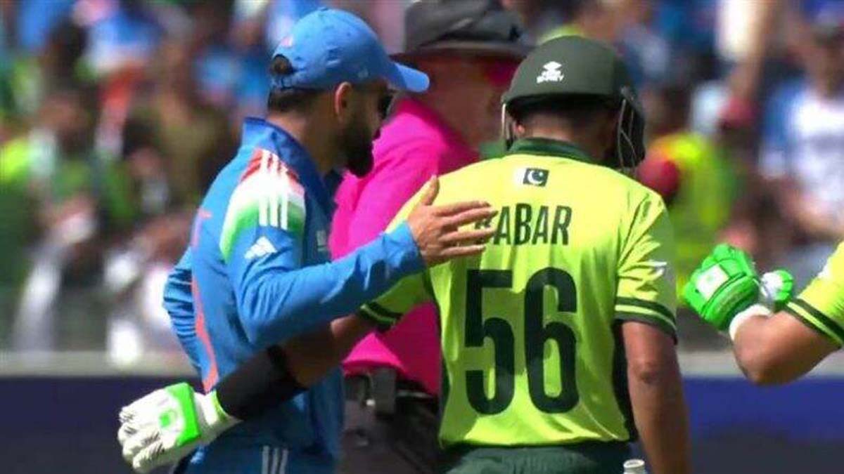 Virat Kohli Pats Babar Azam: పాకిస్థాన్‌తో మ్యాచ్‌లో ఆసక్తికర సంఘటన.. బాబర్ అజామ్‌తో విరాట్ కోహ్లీ ముచ్చట్లు, వైరల్‌గా మారిన వీడియో