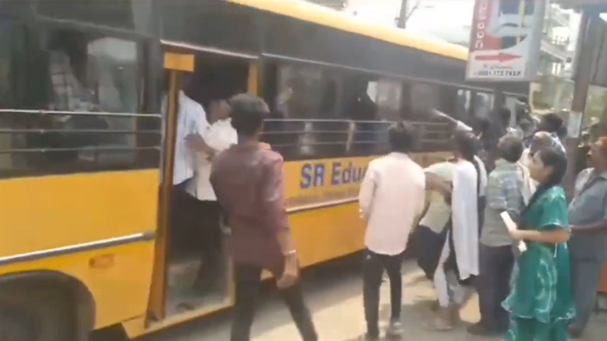 Students Fight Video: వీడియో ఇదిగో, నడిరోడ్డు మీద తన్నుకున్న ఇంటర్ విద్యార్థులు, బస్సు‌పై రాళ్లు విసురుకుంటూ ఒకరినొకరు పిడిగుద్దులు గుద్దుకుంటూ..