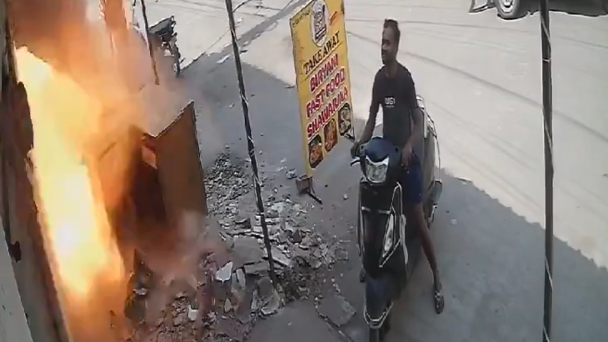 Blast Caught on Camera: వీడియో ఇదిగో, కూకట్⁬పల్లిలో భారీ పేలుడు, ఒకరికి తీవ్ర గాయాలు, సిలిండర్ లోకి అక్రమంగా గ్యాస్ రీఫిలింగ్ చేస్తుండగా ఘటన