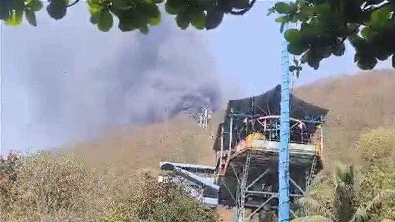 Kailasagiri Fire Accident: వీడియో ఇదిగో, విశాఖ కైలాసగిరిలో భారీ అగ్నిప్రమాదం. చెత్త తగలబడటంతో భారీగా పొగ, ఒక్కసారిగా బెంబేలెత్తిన టూరిస్టులు