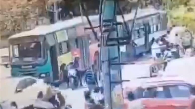 Accident Caught on Camera: బెంగుళూరులో ఘోర రోడ్డు ప్రమాదం వీడియో ఇదిగో, రెండు BMTC బస్సుల మధ్య ఇరుక్కుపోయిన ఆటో, డ్రైవర్‌తో పాటు ప్రయాణికుడు మృతి