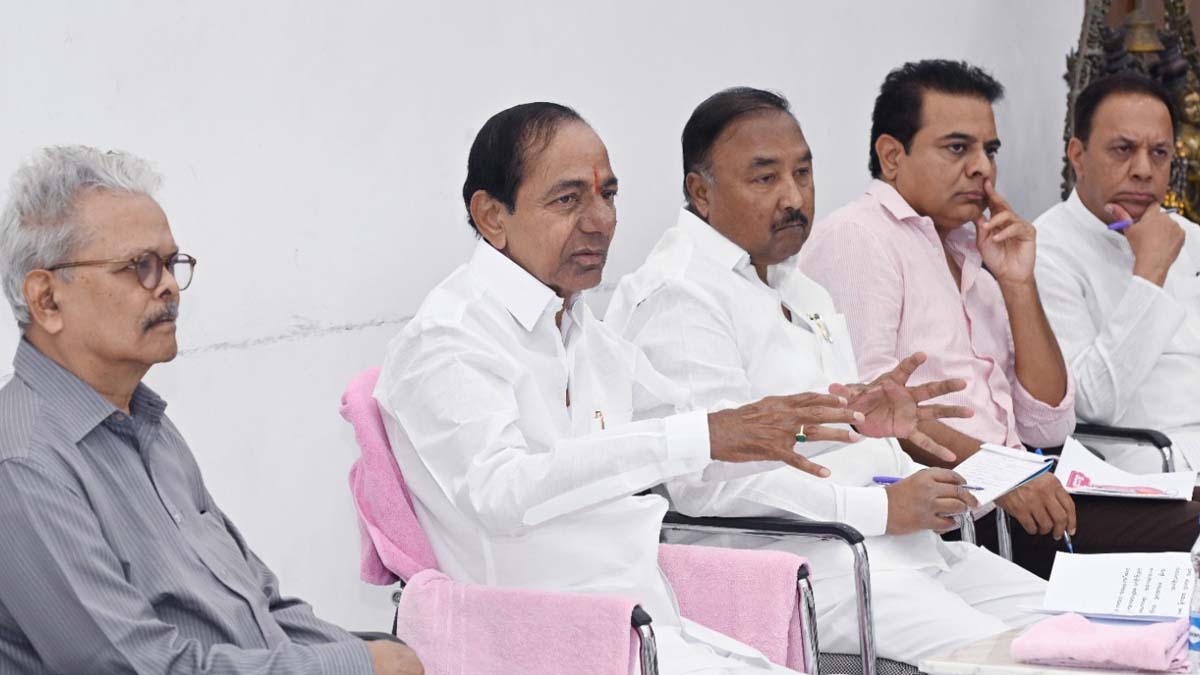 KCR: బీఆర్ఎస్ ప్రజా ప్రతినిధులతో మాజీ సీఎం కేసీఆర్ సమావేశం... పార్టీ రజతోత్సవాలు, ఎమ్మెల్యే కోటా ఎమ్మెల్సీ అభ్యర్థిపై చర్చ