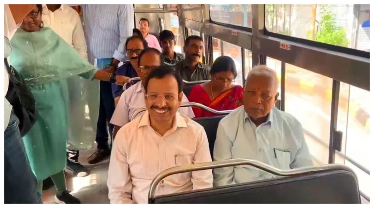 V.C. Sajjanar: టీజీఎస్ఆర్టీసీ ఎండీగా చివరి రోజు బస్సులో ప్రయాణించిన సజ్జనార్, బస్సు దిగి కొత్త మార్గంలో వెళ్లవలసి ఉందంటూ భావోద్వేగం, హైదరాబాద్ సీపీగా తదుపరి బాధ్యతలు