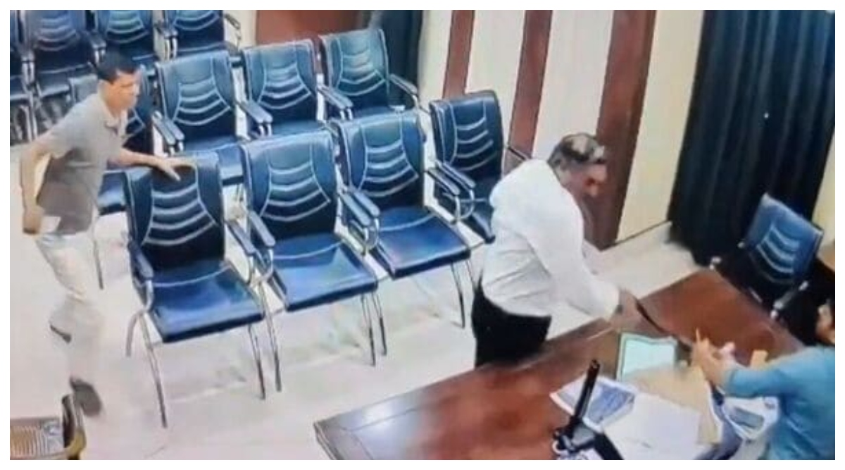 Viral Video: షాకింగ్ వీడియో ఇదిగో, ఉపాధ్యాయురాలిపై హెడ్‌మాస్టర్‌ లైంగిక వేధింపులు..అడిగినందుకు విద్యాధికారిపై బెల్ట్‌తో దాడి, నిందితుడు అరెస్ట్