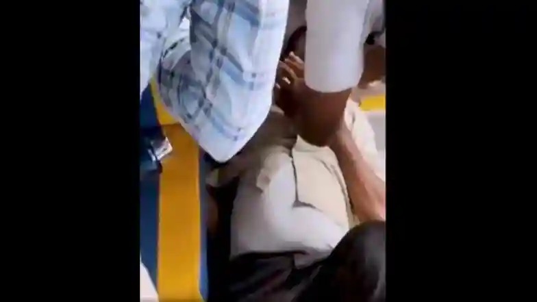 Tragedy Averted in Vijayawada: వీడియో ఇదిగో, విజయవాడలో కళాశాల బస్సు నడుపుతున్న డ్రైవర్‌కి గుండెపోటు, సీపీఆర్ సాయంతో ప్రాణాలు కాపాడిన పోలీసులు