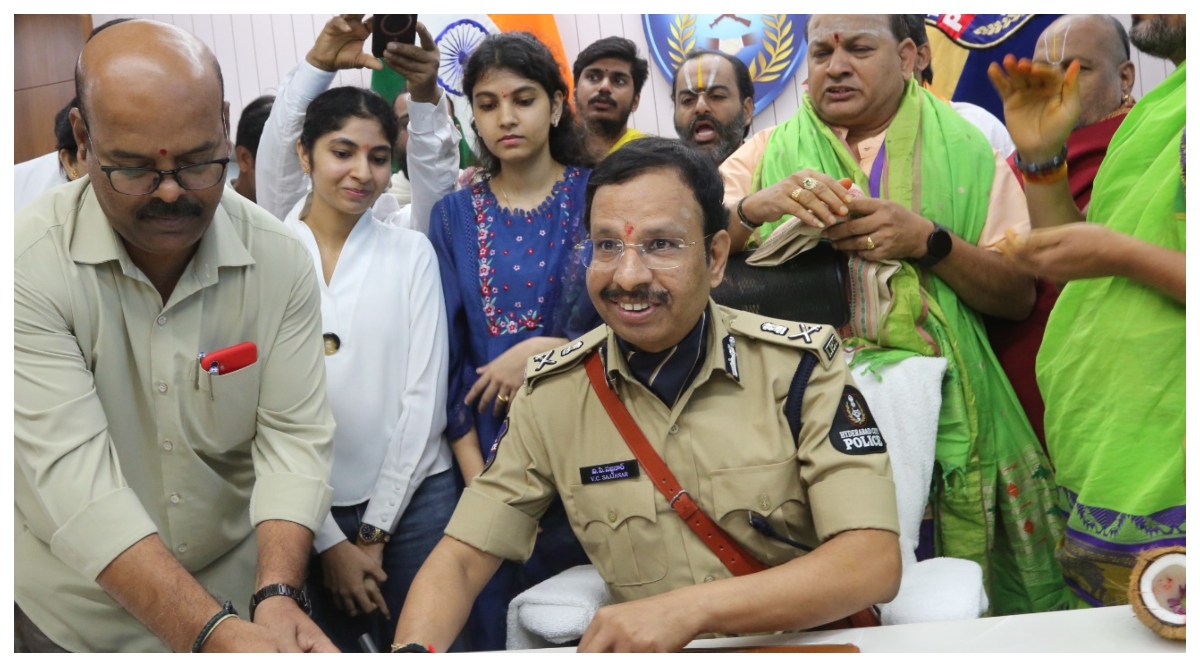 Hyderabad New CP: హైదరాబాద్‌ పోలీస్‌ కమిషనర్‌గా బాధ్యతలు స్వీకరించిన వీసీ సజ్జనార్‌, హోంశాఖ ప్రిన్సిపల్‌ సెక్రెటరీగా బదిలీ అయిన సీవీ ఆనంద్‌