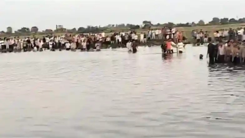 Khandwa Tragedy: దుర్గామాత నిమ‌జ్జ‌నం కోసం వెళుతుండగా చంబాల్ న‌దిలో పడిపోయిన ట్రాక్టర్, ఊపిరాడక 16 మంది మృతి, వీడియో ఇదిగో..