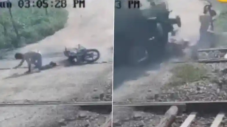 Viral Video: షాకింగ్ వీడియో ఇదిగో, బైకుపై వెళుతూ రైలు పట్టాలు క్రాస్ చేయబోయిన ఓ వ్యక్తి, రైలు దూసుకురావడంతో దాని కింద పడి నుజ్జు నుజ్జు, నోయిడాలో ఘటన