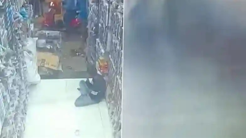Kanpur Scooty Blast: సిసిటివి వీడియో ఇదిగో, అందరూ చూస్తుండగానే ఒక్కసారిగా షాపులో భారీ పేలుడు, 8 మందికి తీవ్ర గాయాలు