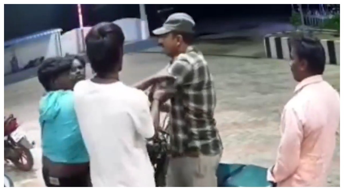 Andhra Pradesh: వీడియో ఇదిగో.. పెట్రోల్ డబ్బులు అడిగినందుకు పెట్రోల్ బంక్ సిబ్బందిపై దాడి చేసిన కానిస్టేబుల్, చల్లారెడ్డిపాలెం పెట్రోల్ బంకులో ఘటన