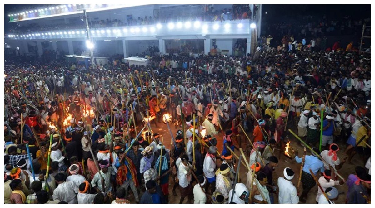 Devaragattu Bunny Festival: నెత్తురోడిన దేవరగట్టు బన్నీ ఉత్సవం, కర్రలతో తీవ్రంగా కొట్టుకున్న భక్తులు.. ఇద్దరు మృతి, 100మందికి పైగా గాయాలు, వీడియోలు ఇవిగో..
