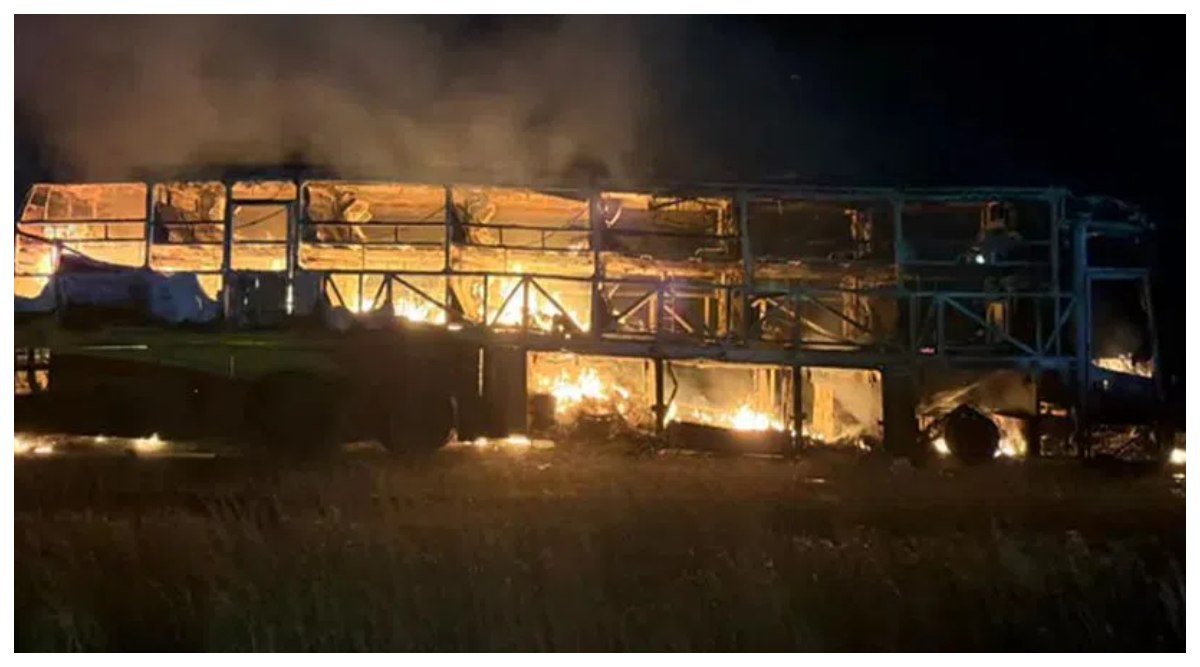 Kurnool Bus Fire Video: మంటల్లో కాలిపోతున్న కావేరి ట్రావెల్స్‌ బస్సు వీడియో ఇదిగో, అందరూ చూస్తుండగా క్షణాల్లోనే పూర్తిగా దగ్ధమైన ప్రైవేట్ బస్సు, హైదరాబాద్‌ నుంచి బెంగళూరు వెళ్తుండగా ఘటన
