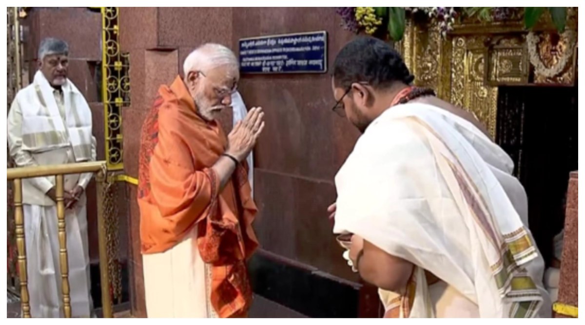 PM Modi Srisailam Visit: వీడియో ఇదిగో, శ్రీశైల మల్లన్నను దర్శించుకున్న ప్రధాని మోదీ, భ్రమరాంబ, మల్లికార్జున స్వామివార్లకు ప్రత్యేక పూజలు, నేడు రూ. 13,429 కోట్ల అభివృద్ధి ప్రాజెక్టులకు శంకుస్థాపనలు